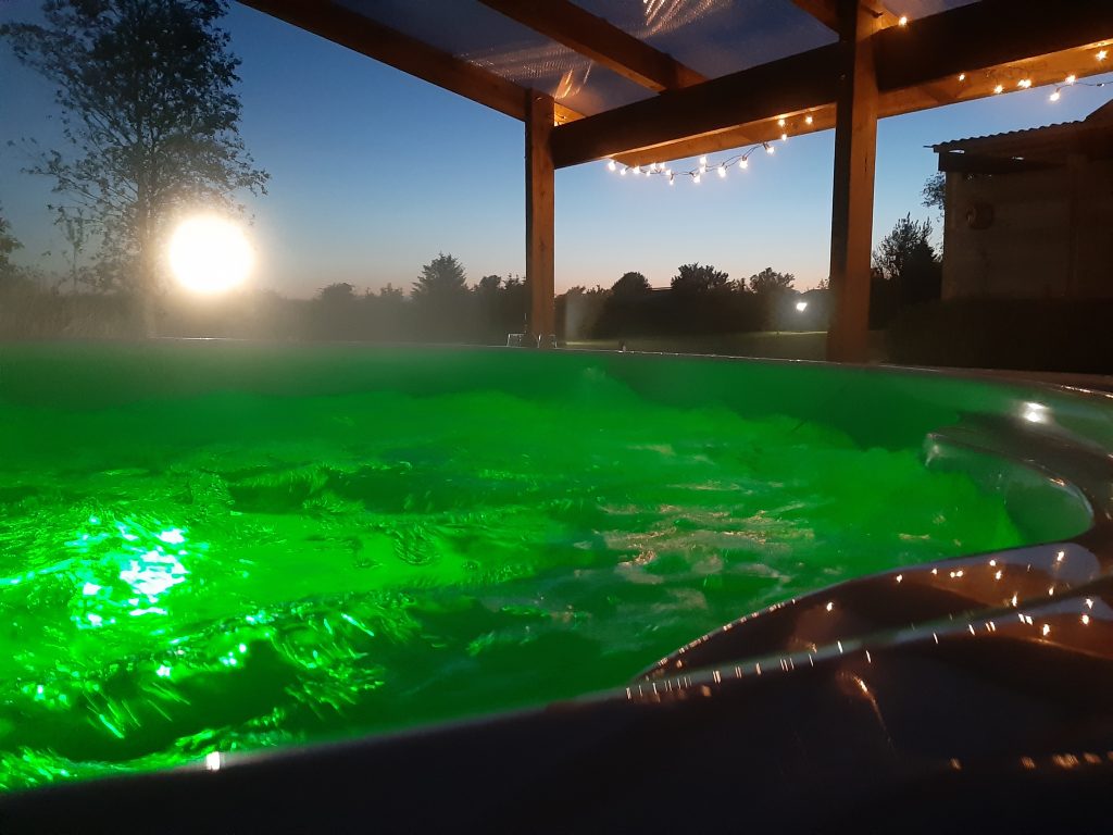 Willowbrook Glamping - Yurty & The Tramp - Hot Tub