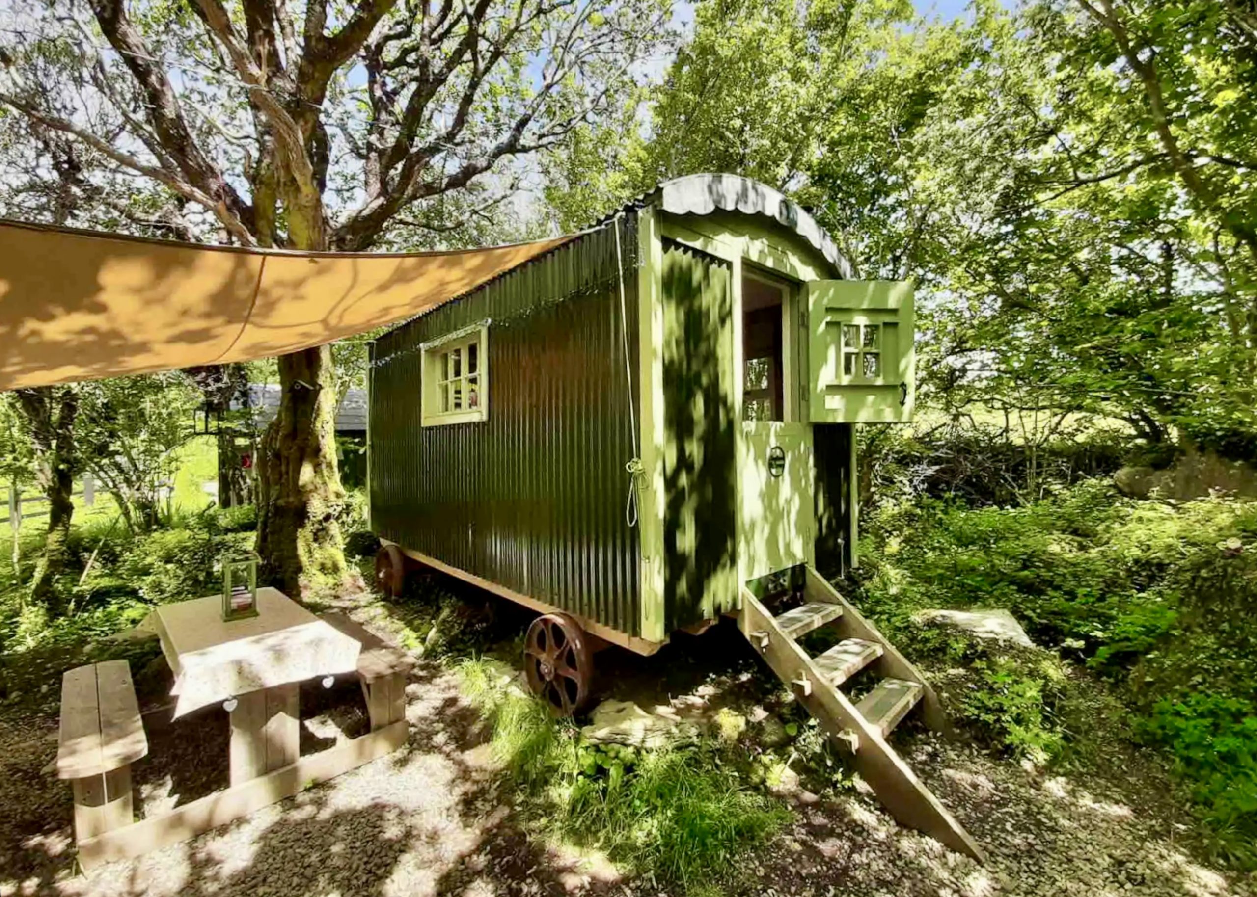 Wild Strawberry Shepherd’s Hut with Hot Tub