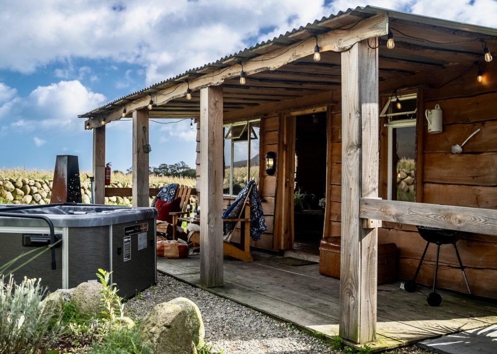 Willowtree Glamping Mournes - The Wren’s Log Cabin - Showcase